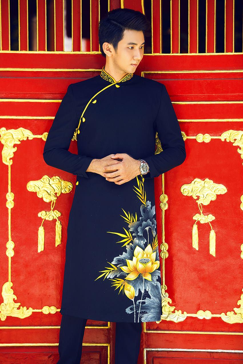 Vẻ sang trọng áo dài đỏ quần đen
